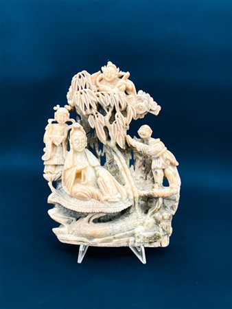 Gruppo in pietra saponaria. Cina, secolo XX (cm 20x33) con base sagomata (difet