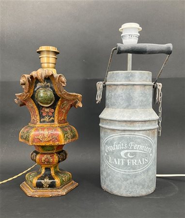 Due coppie di lampade d'appoggio di cui una con antiche basi in legno dipinto e