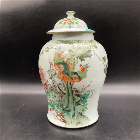 Potiche con coperchio in
porcellana Famiglia Verde
Cina, secolo XX (h. cm 42) (