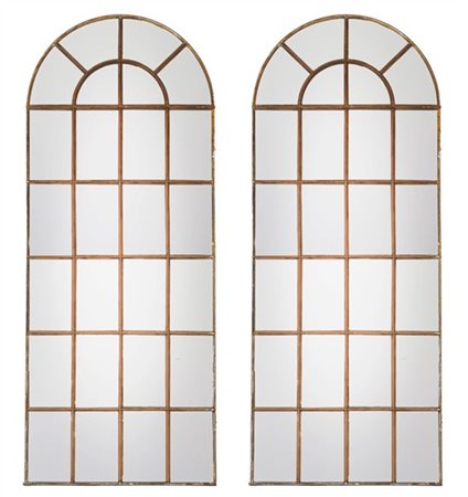 Coppia di pannelli centinati a specchio con intelaiatura in ferro e riquadratur