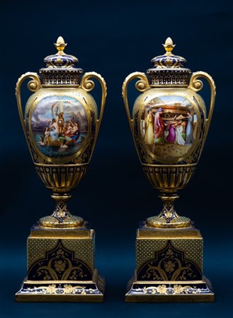 Manifattura austriaca, secolo XIX-XX. Coppia di potiches biansate con coperchio