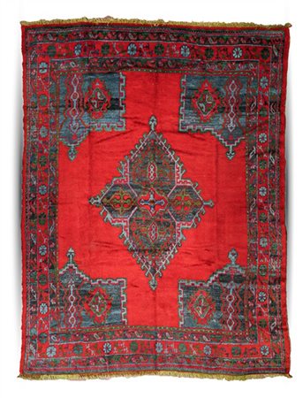 Tappeto Ushak, Anatolia, secolo XX. Decoro con grande medaglione nei toni dell'