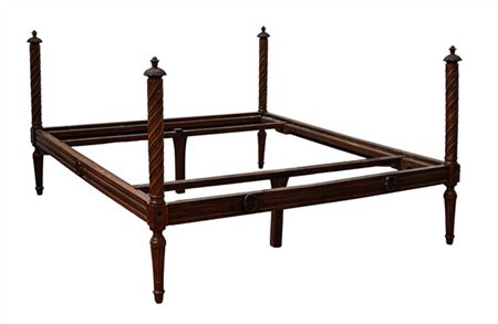 Letto in noce con montanti intagliati a torciglione e perlinature sormontati da