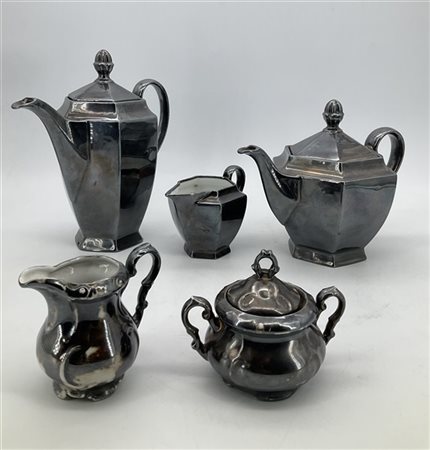 Lotto composto da parti di servizi da tè e caffè in porcellana argentata (h max