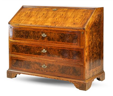 Ribalta lastronata in noce e radica di noce con filettature, fronte a tre casse