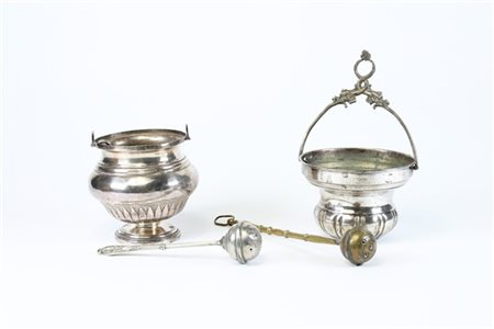 Lotto in metallo composto da due diversi secchielli da benedizione lavorati a s