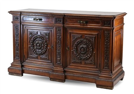 Credenza in noce intagliato a due sportelli centrati da rosone entro corolla di