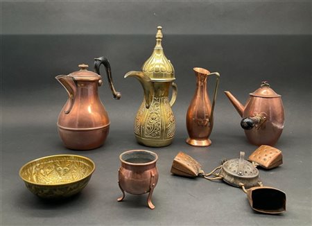 Quattro cartoni contenenti numerosissimi oggetti in rame e altro materiale di d