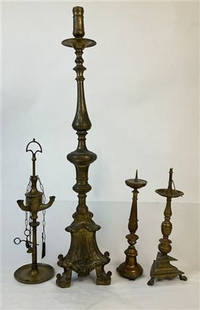 Lotto composto da tre diversi candelieri in bronzo e metallo uniti a una lucern