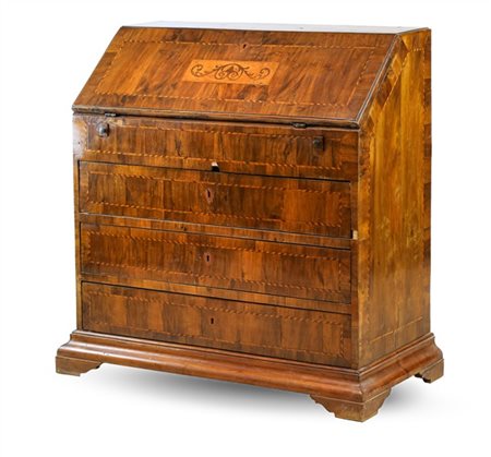 Ribalta lastronata in noce e filettata in legni vari, fronte a tre cassetti e c