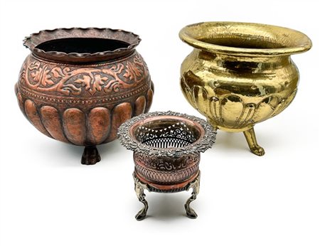 Lotto composto da due diversi cachepot in rame e rame ottonato e un'alzata in m