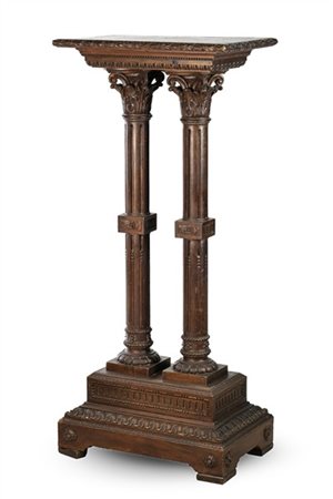 Piedistallo a doppia colonna scanalata in noce con capitelli corinzi traforati,