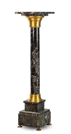Colonna in marmo con elementi in metallo dorato e base a plinto (h cm 112) (dif