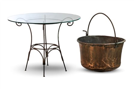 Lotto composto da un tavolo circolare con struttura in ferro battuto verniciato