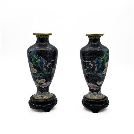 Coppia di vasetti in metallo smaltato cloisonne con decoro a targhi tra nuvole