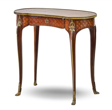 Tavolino da centro con piano a fagiolo impiallacciato e intarsiato a marqueteri