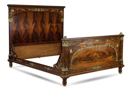 Letto a due piazze in stile Impero impiallacciato in mogano e piuma di mogano,