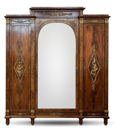 Armadio in stile Impero impiallacciato in mogano e piuma di mogano a tre ante d