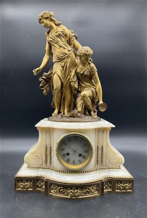 Pendola da appoggio in alabastro e bronzo dorato sormontata da scultura a tutto