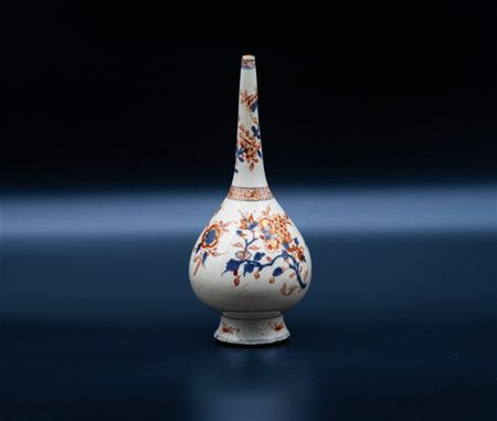 Piccolo irrigatore d'acqua in porcellana dipinta in policromia con decoro flore