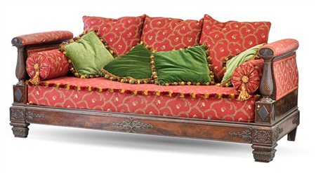 Divano impiallacciato in mogano e decorato a fregi con palmette, montanti a bal
