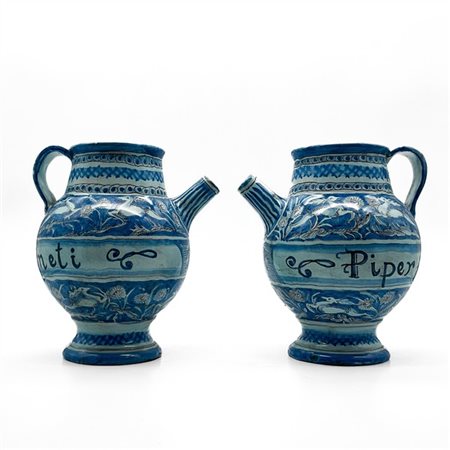 Manifattura del secolo XVIII. Coppia di orcioli in maiolica decorata in monocro