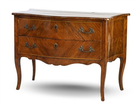 Cassettone a balestra lastronato in noce e filettato con fronte a due cassetti.