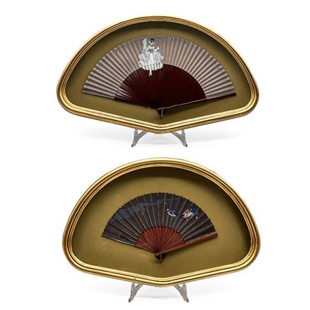 Lotto di due ventagli giapponesi entro teca sagomata (L. cm Max 37) (difetti)