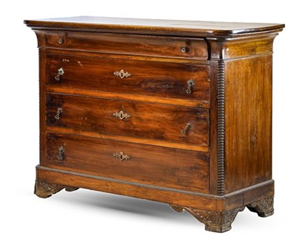 Cassettone in noce con fronte a tre cassetti e un cassetto modanato a mezza alt