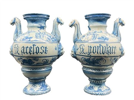 Manifattura ligure, secolo XIX. Coppia di idrie in maiolica dipinta in monocrom