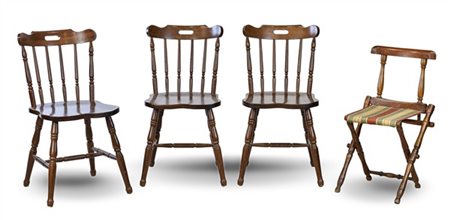 Lotto composto da tre sedie windsor in legno tornito, uno sgabello pieghevole i