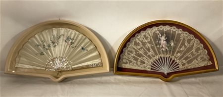 Due ventagli con stecche in madreperla e pagina dipinta a figure e fiori (cm ma