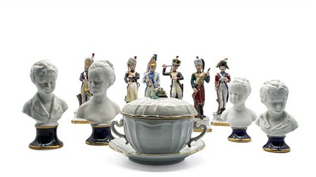 Lotto in porcellana composto da sei figurette di ufficiali policromi (h cm 20),