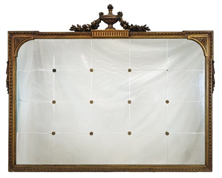 Caminiera in legno dorato con cimasa intagliata a vaso fiammato e festoni fiori