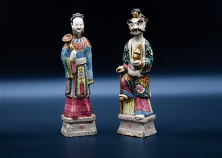 Due figure in ceramica smaltata Famiglia Rosa. Cina, dinastia Qing, periodo Jia