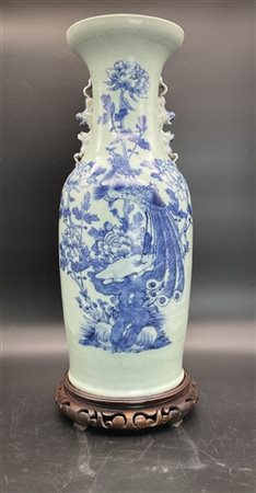 Vaso in porcellana dipinta in monocromia blu con pavone entro paesaggio vegetal