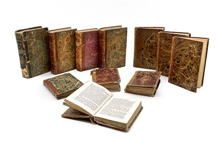 Cartone contenente undici libri antichi tra cui poesie, novelle, "La Monaca di