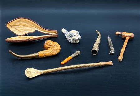 Lotto composto da diverse pipe e bocchini di materiali, forme e decori diversi.