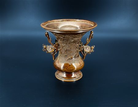 Piccolo vaso biansato in bronzo con figure in un cartiglio ed anse in forma di
