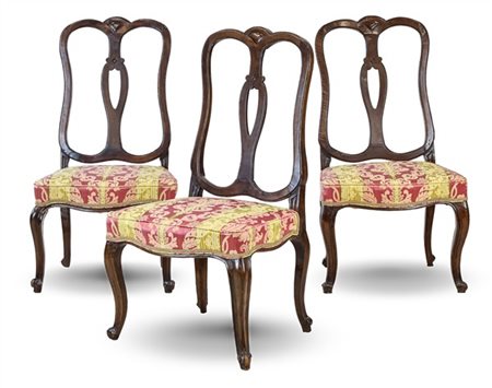 Gruppo di tre sedie in noce con schienale a giorno centrato da cartella trafora