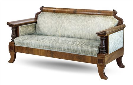 Divano in legni vari con montanti a colonna intagliata e piedi mossi, sedute e