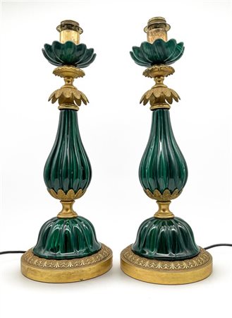 Coppia di basi per lampada da tavolo con fusto e bobeche costolati in ceramica