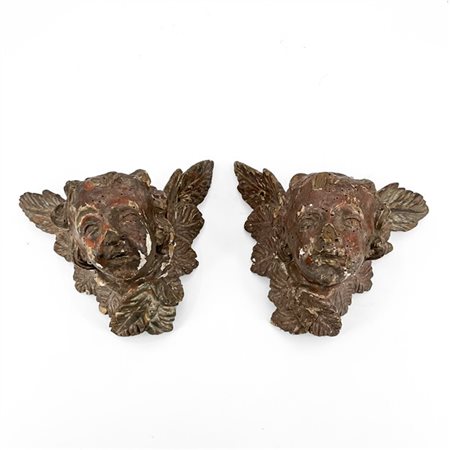 Arte del secolo XVIII. Coppia di teste di cherubini in legno scolpito e argenta