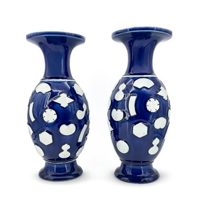 Coppia di vasi a balaustro in porcellana bianca e blu con decori a rilievo. Gia