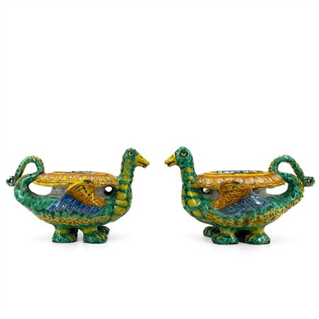 Coppia di saliere in maiolica dipinta in policromia a figura zoomorfa alata di