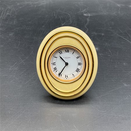 Cartier.
Sveglia con quadrante in smalto bianco a numeri romani con movimento m