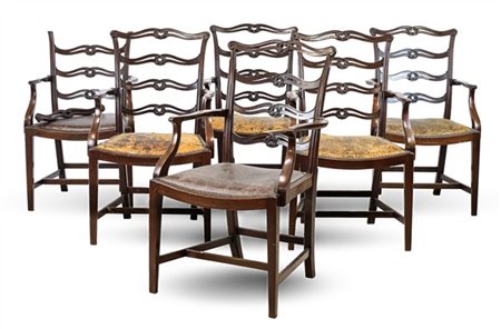 Gruppo di sei poltrone in mogano con schienale a giorno e traverse sagomate e t