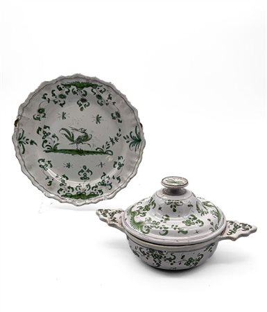 Manifattura francese, secolo XVIII. Lotto composto da una tazza da brodo biansa