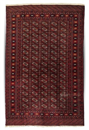 Tappeto Boukhara, Pakistan, secolo XX. Decoro con file di Gul a fondo rosso (cm