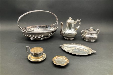 Cartone contenente numerosi oggetti in metallo argentato e altri metalli di div